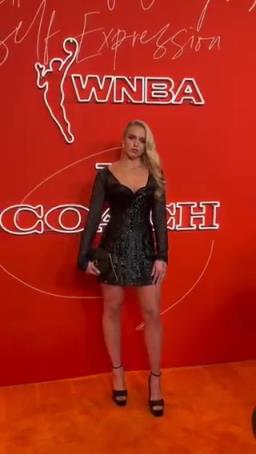 海莉选秀夜红毯秀，人气和颜值在这届都是数一数二